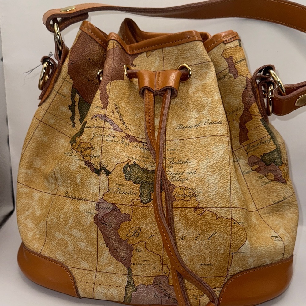Nucelle world map bucket bag - Picture 7 of 11